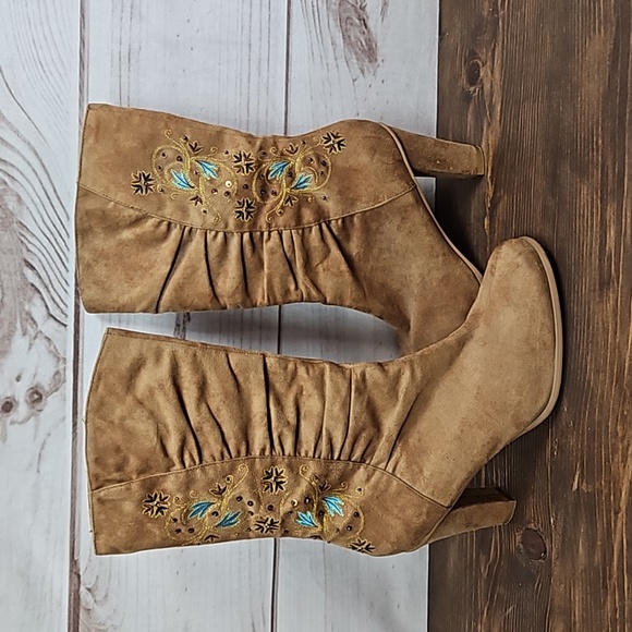Hillard & Hanson Shoes - Hillard & Handson Tan Floral Embroidered Heeled Boots - Size 9